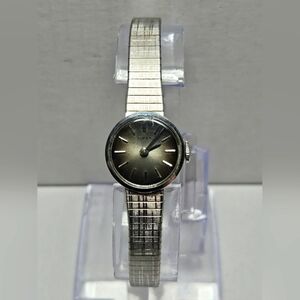 1974 Vintage Womens Timex Chrome Plated 17 Jewels Manual Wind Watch Petite Runs